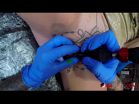 ❤️ Ekstreem tattooed hottie Sully Savage krige in tattoo op har klitoris ❤ Moaie porno by ús fy.com-pornzog.ru ☑